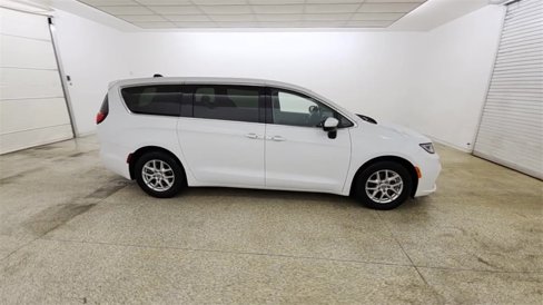 Used 2023 Chrysler Pacifica Touring-L image 9
