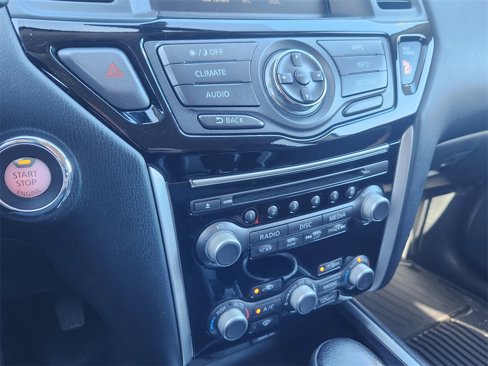 Used 2018 Nissan Pathfinder SV image 21
