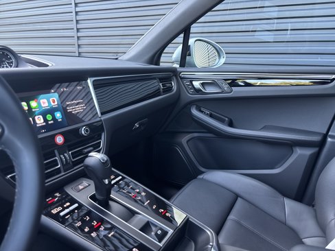 Certified 2025 Porsche Macan image 6
