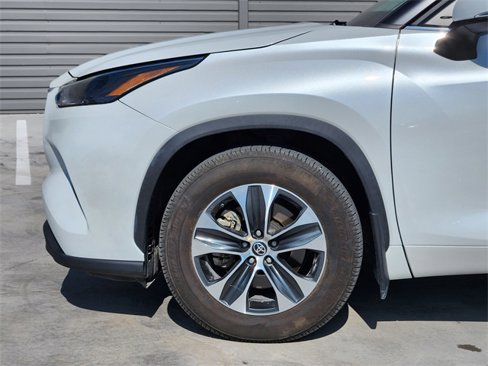 Used 2022 Toyota Highlander XLE image 9