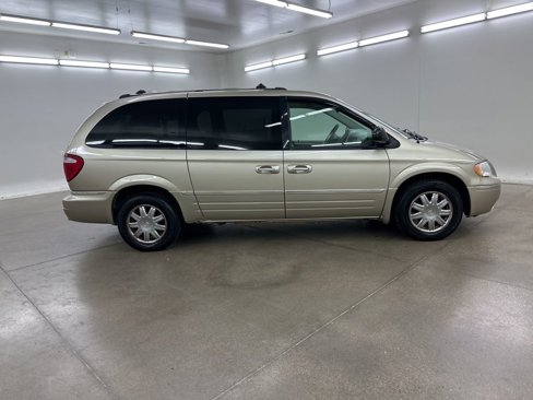 Used 2005 Chrysler Town & Country Limited image 13