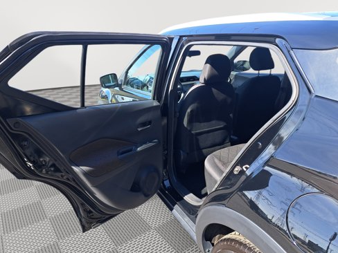 Used 2019 Nissan Kicks SV image 13