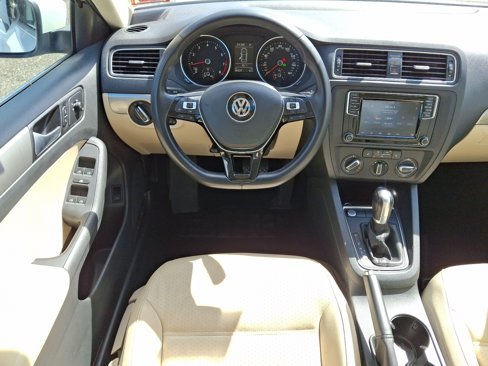Used 2017 Volkswagen Jetta SE image 12