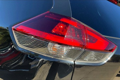 Used 2018 Nissan Rogue SV image 30