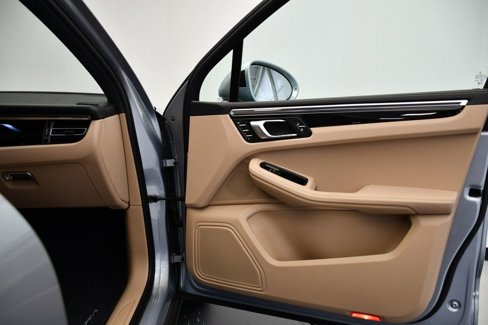 Certified 2023 Porsche Macan image 46