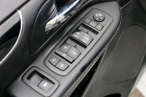 Used 2016 Dodge Grand Caravan SXT image 10