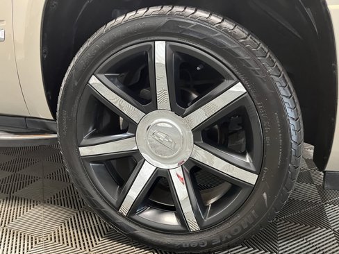 Used 2012 Cadillac Escalade Luxury image 3