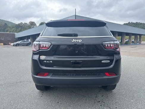 Used 2023 Jeep Compass Latitude image 4