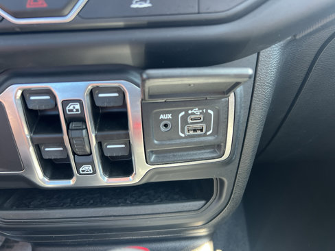 Certified 2023 Jeep Gladiator Sport image 35
