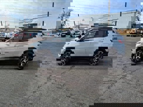 New 2025 Jeep Compass Limited image 16