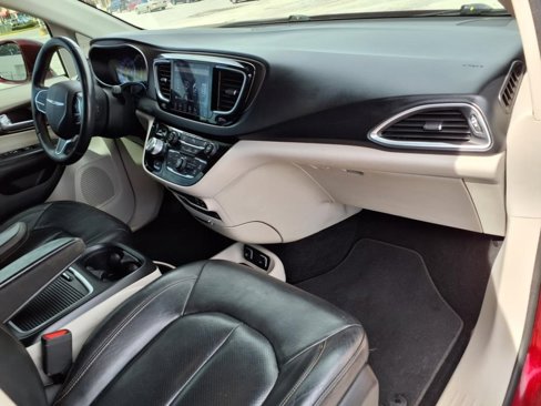 Used 2018 Chrysler Pacifica Touring-L Plus image 11