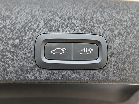 Used 2024 Volvo XC40 B5 Core image 7