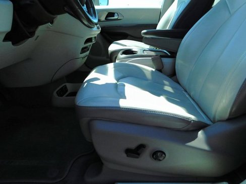 Used 2017 Chrysler Pacifica Touring-L Plus w/ Advanced Safetytec Group image 23