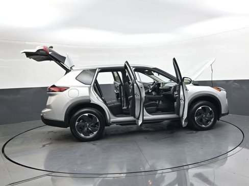 Used 2024 Nissan Rogue SV image 32