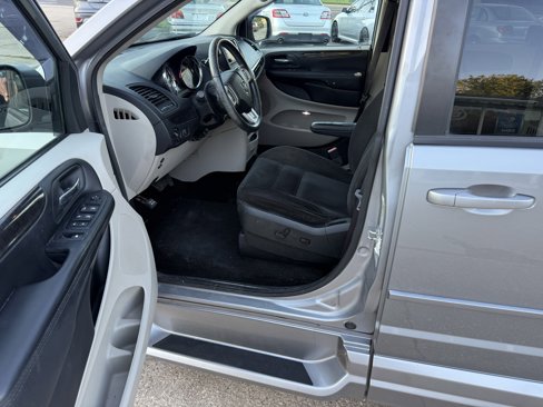 Used 2015 Dodge Grand Caravan SXT w/ UConnect Hands-Free Group image 12