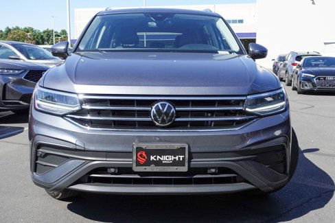 Used 2024 Volkswagen Tiguan SE w/ Panoramic Sunroof Package image 3