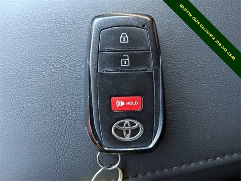 Used 2022 Toyota Corolla Cross XLE image 31