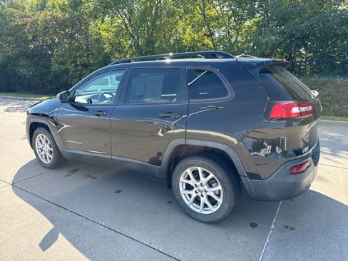 Used 2016 Jeep Cherokee Sport image 3