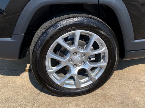 Used 2024 Jeep Compass Latitude image 8