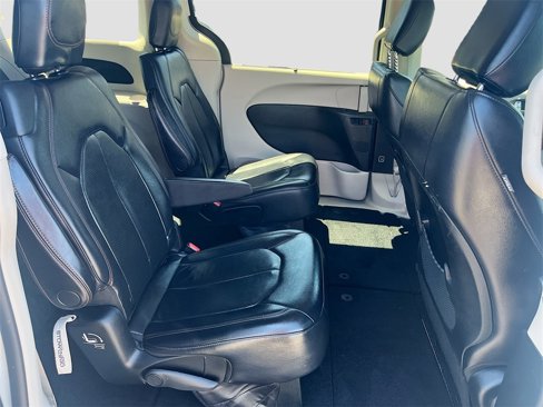 Used 2018 Chrysler Pacifica Touring-L image 28