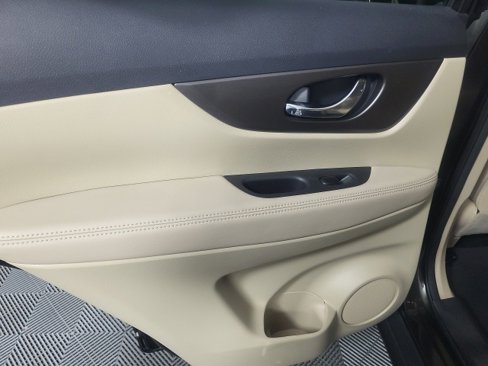 Used 2016 Nissan Rogue SV w/ SV Moonroof Package image 26