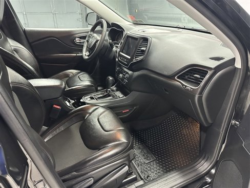 Used 2022 Jeep Cherokee Trailhawk image 10