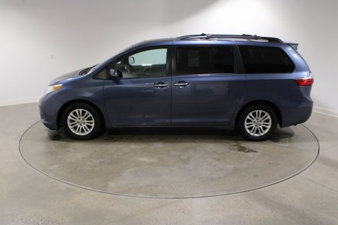 Used 2015 Toyota Sienna XLE image 2