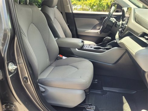 Used 2022 Toyota Highlander L image 16