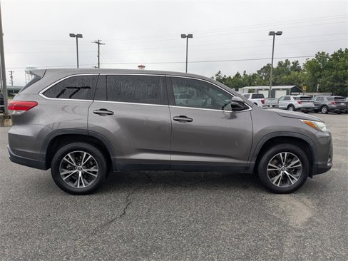 Used 2019 Toyota Highlander LE image 3