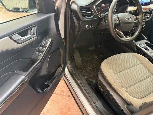 Used 2021 Ford Escape SE w/ SE Sport Appearance Package image 12