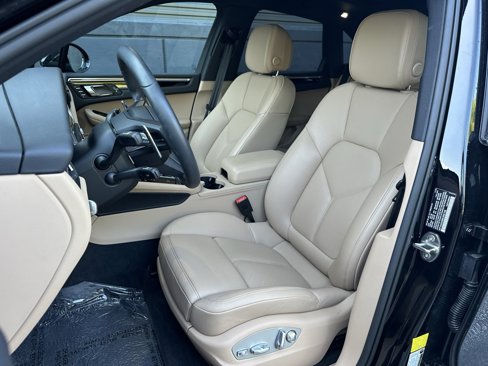 Certified 2025 Porsche Macan image 16
