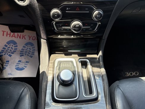 Used 2015 Chrysler 300 Limited image 33