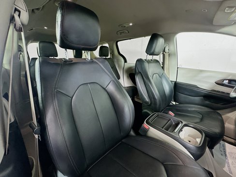 Used 2019 Chrysler Pacifica Touring-L image 27