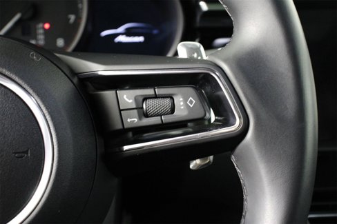 Certified 2025 Porsche Macan image 15