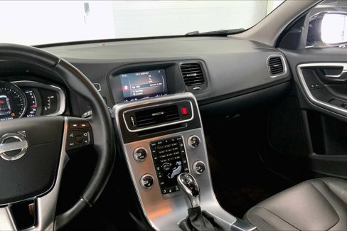 Used 2018 Volvo V60 T5 Cross Country image 14