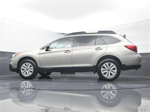 Used 2017 Subaru Outback 2.5i Premium image 9