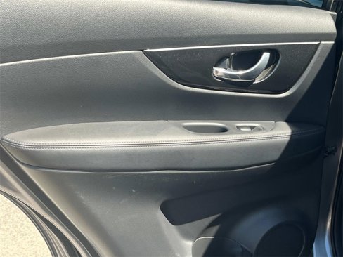 Used 2019 Nissan Rogue SV image 14