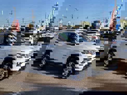 Used 2022 Jeep Compass Latitude image 3