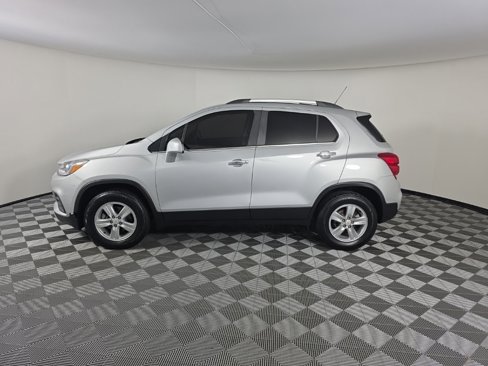Used 2019 Chevrolet Trax LT w/ LT Convenience Package image 2