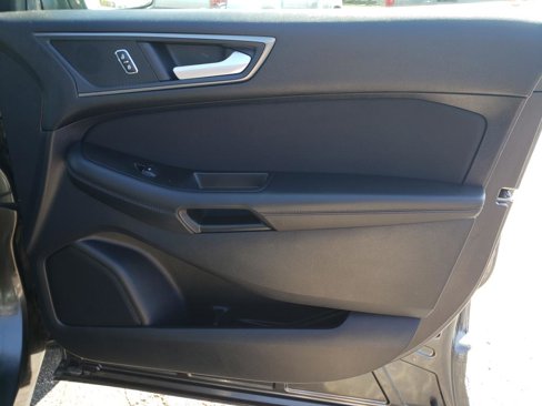 Used 2019 Ford Edge SE image 17