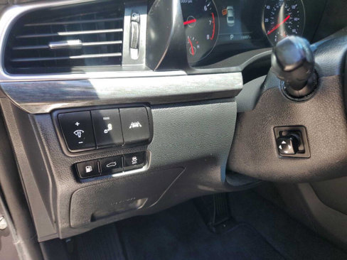Used 2017 Kia Cadenza Limited image 24