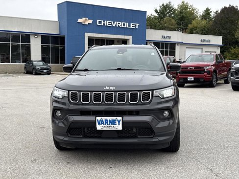 Used 2024 Jeep Compass Latitude image 2