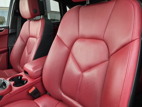 Used 2023 Porsche Macan Turbo image 5