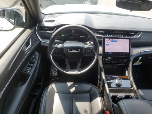 Used 2024 Jeep Grand Cherokee Limited w/ Black Appearance Package image 24