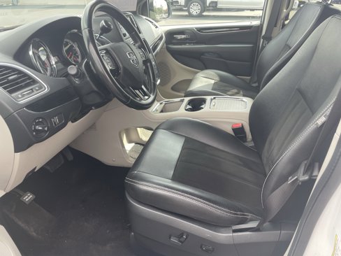 Used 2019 Dodge Grand Caravan SXT image 12