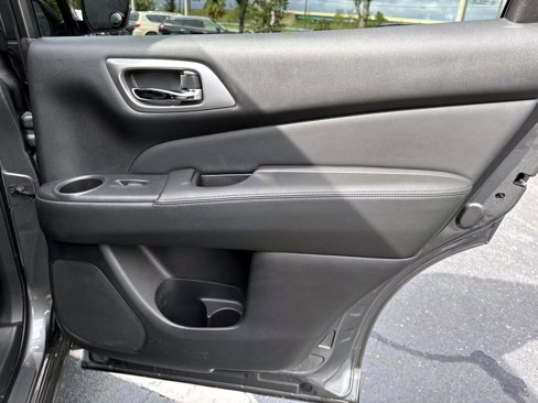 Used 2020 Nissan Pathfinder S image 16