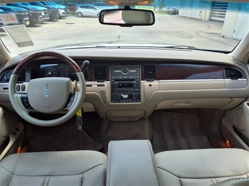 Used 2007 Lincoln Town Car Signature Limited image 3