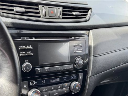 Used 2017 Nissan Rogue SV image 13
