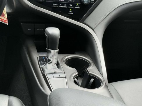 Used 2024 Toyota Camry SE image 19