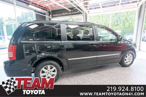 Used 2010 Chrysler Town & Country Touring image 4